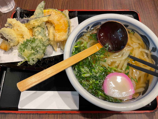 manda udon at yakuin, fukuoka: udon with fish cake and tempura